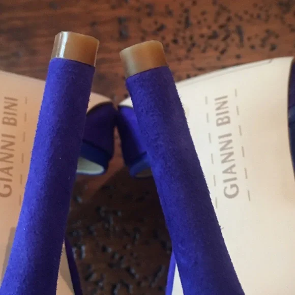 Beautiful Blue Suede/Leather Pump - Picture 4 of 4